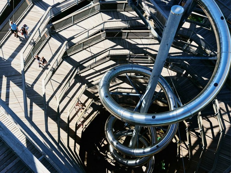 Schwungvolle Treppe in einem modernen Gebäude mit Licht- und Schatteneffekten.
